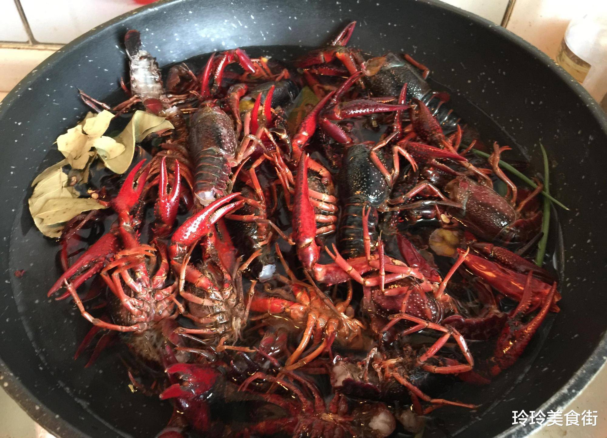 小龍蝦的清洗方法，確保最干凈的烹飪前處理，小龍蝦烹飪前處理，確保干凈清洗的方法