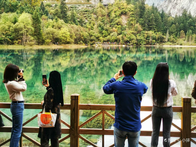 九寨溝10月中旬穿什么衣服——旅行者的穿衣指南，九寨溝10月中旬旅行穿衣指南