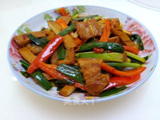 香干炒肉的家常做法，簡單美味，讓你回味無窮，家常香干炒肉做法，簡單又美味，回味無窮！