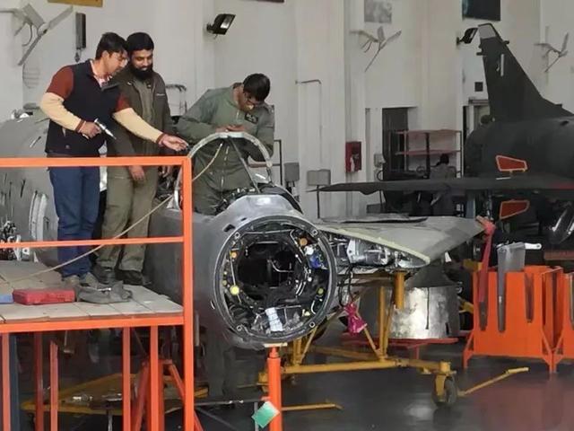 殲-10是三代機(jī)還是四代機(jī)？深度解析中國戰(zhàn)機(jī)的跨越式發(fā)展，殲-10，中國戰(zhàn)機(jī)跨越式發(fā)展的三代還是四代？深度解析。