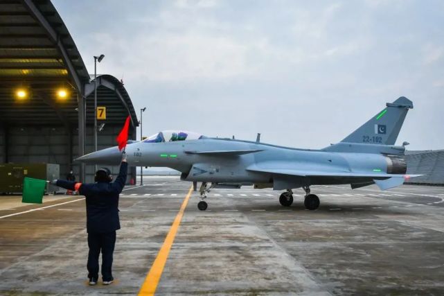 殲-10CE戰(zhàn)機(jī)亮相迪拜，國際航空領(lǐng)域的矚目焦點(diǎn)，殲-10CE戰(zhàn)機(jī)亮相迪拜引國際航空領(lǐng)域矚目