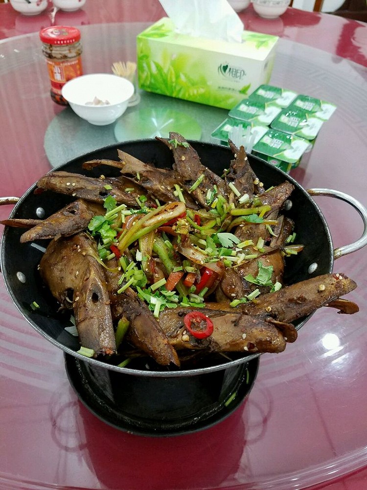 干鍋鴨頭的做法，家常美味，輕松上手，家常干鍋鴨頭做法，美味輕松上手！