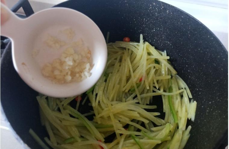 如何炒土豆絲——一道家常菜的完美指南，完美呈現(xiàn)，家常炒土豆絲的制作指南