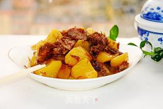 家常牛肉燉土豆的做法，美味與健康并重，家常牛肉燉土豆，美味與健康，雙重享受！