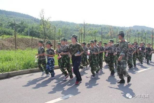 軍事夏令營訓(xùn)練內(nèi)容全面解析，軍事夏令營訓(xùn)練內(nèi)容深度解析